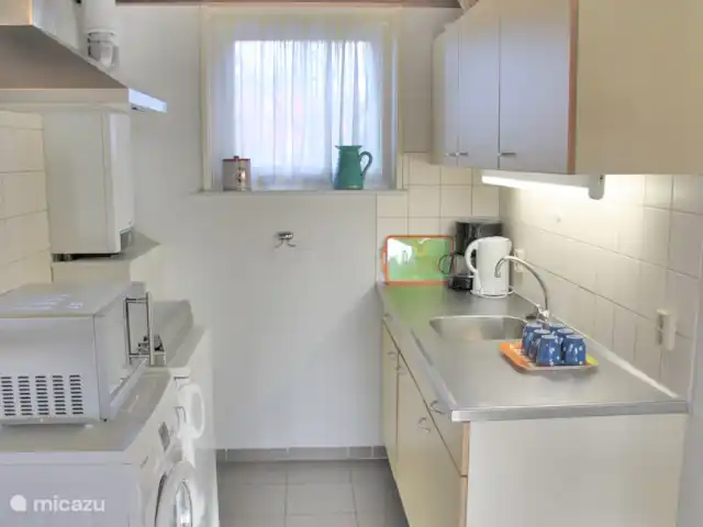 dichte keuken met wasmachine
